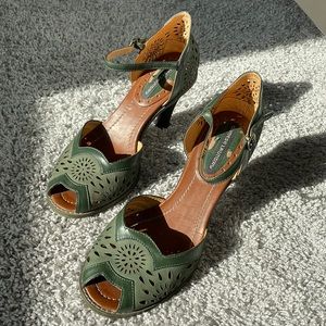 Stunning Green Vintage Heels